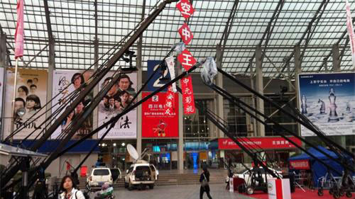 参展商们正在为2013第十二届四川电视节做最后的准备