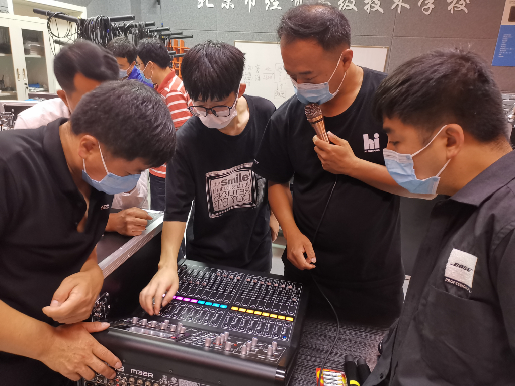 首届声光视讯运维师、音响师培训班实操实训课在北京市经贸高级技术学校举办 - 依马狮视听工场