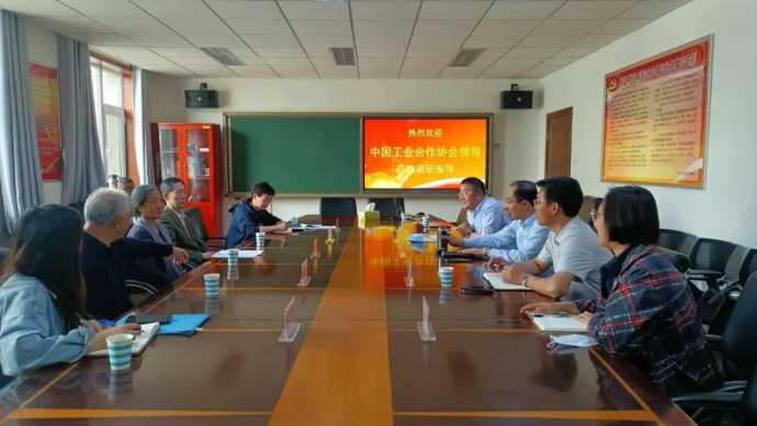 中国工业合作协会田玉萍理事长前往北京市经贸高级技术学校调研