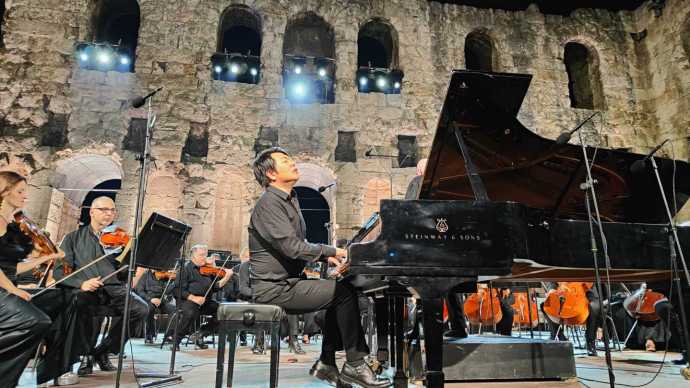 钢琴家郎朗奏响希腊两千年古剧场